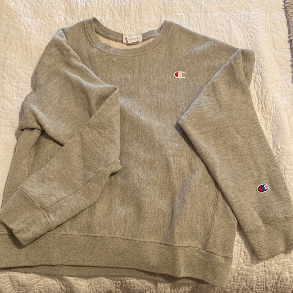 Champion crew neck size large but fits like size small/medium